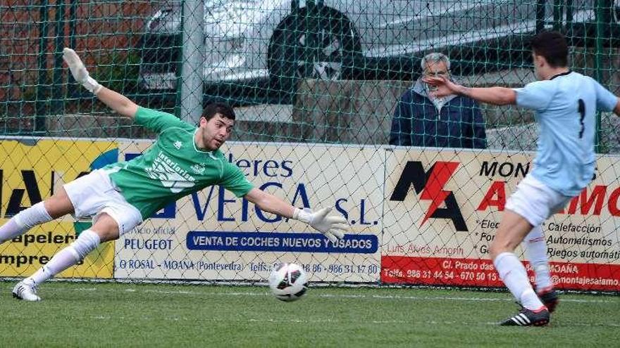 Un futbolista moañés chuta a puerta en el encuentro ante el Salvatierra. // Gonzalo Núñez