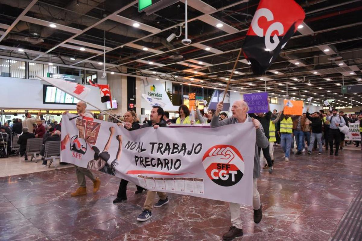 Varios trabajadores de Renfe y Adif durante la huelga en la Estació de Sants, este pasado lunes.