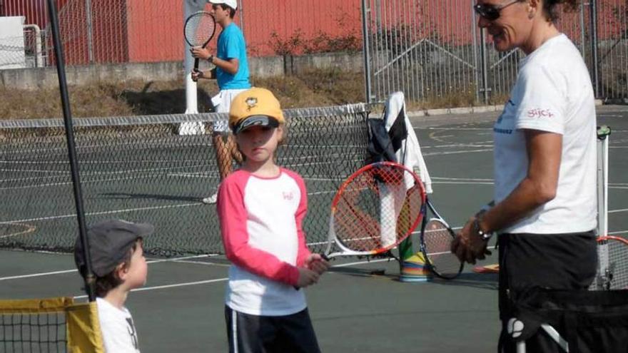 Alumnos de una de las clases de street tenis.