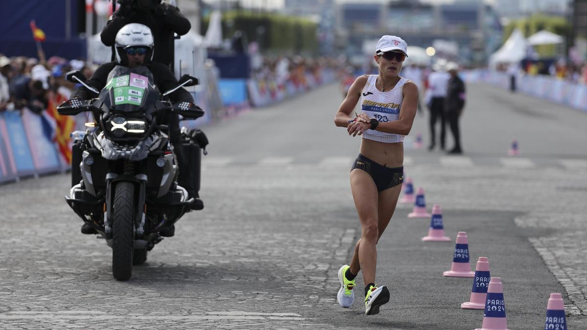 La atleta española María Pérez liderando la prueba de marcha por relevos mixtos de los Juegos Olímpicos de París 2024