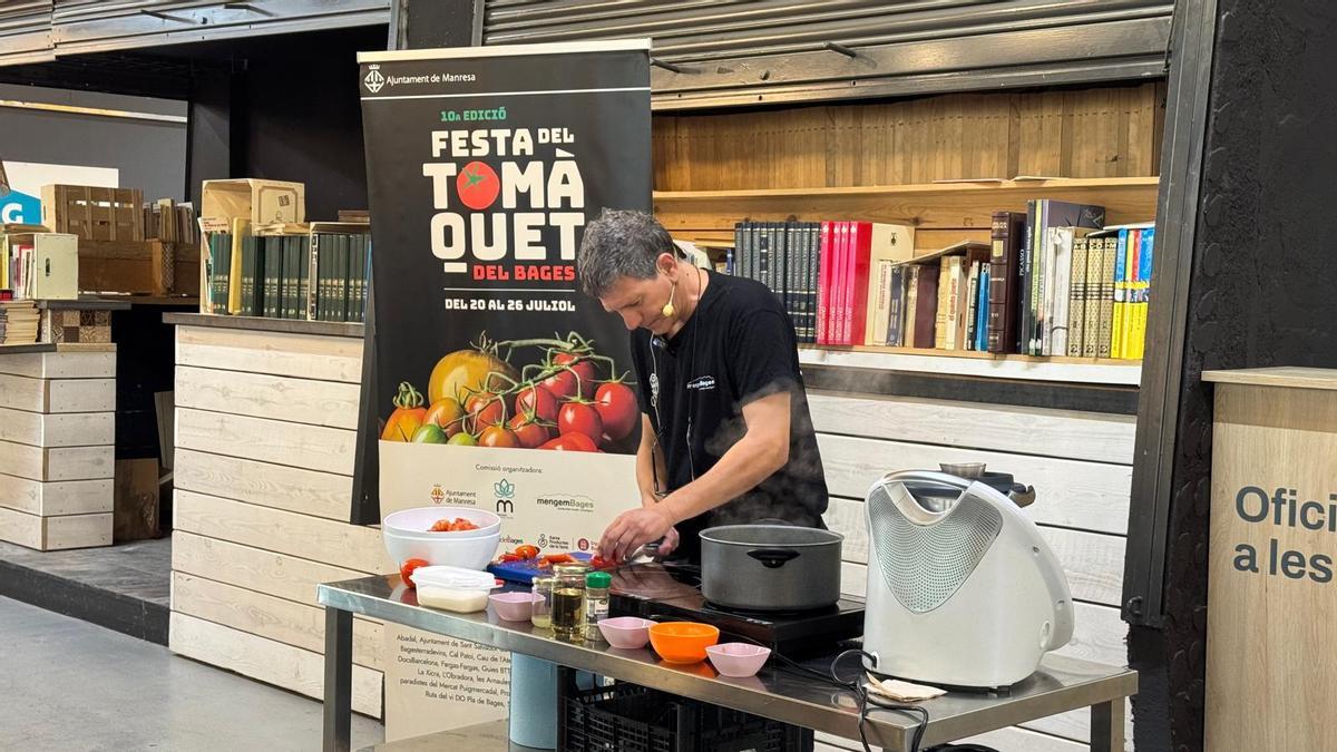 El cuiner tallant els tomàquets naturals