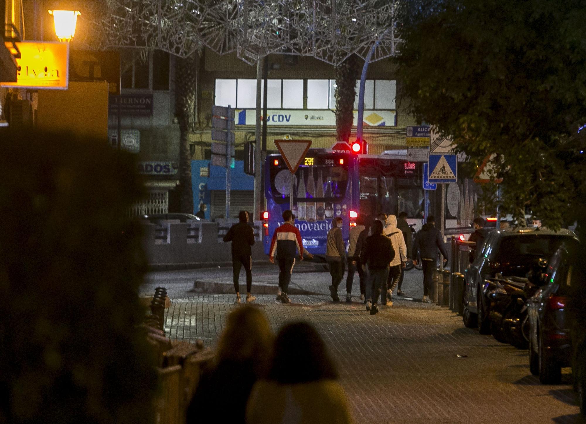 Un grupo de jóvenes negacionistas se enfrenta a la Policía Nacional en el centro de Alicante