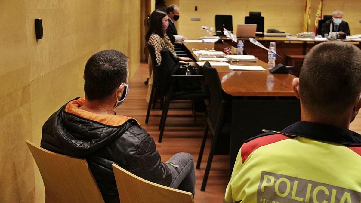 L&#039;acusat de matar el seu germà a Palafrugell el 2018, durant la primera sessió del judici.