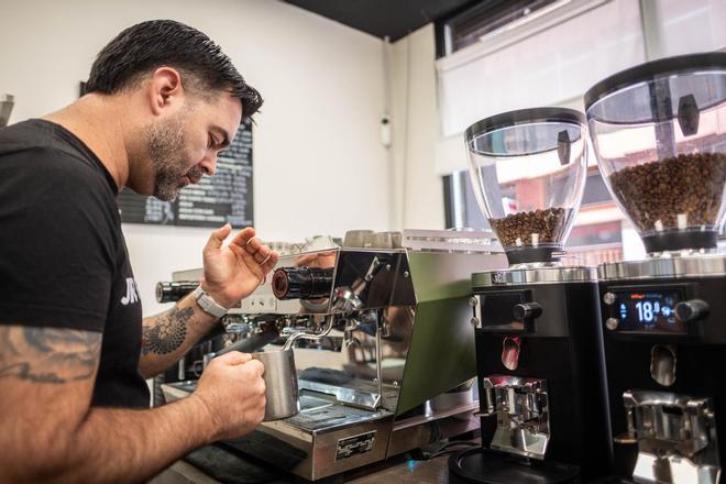 Jhon Fernando Ardila, en su negocio JR Roasters