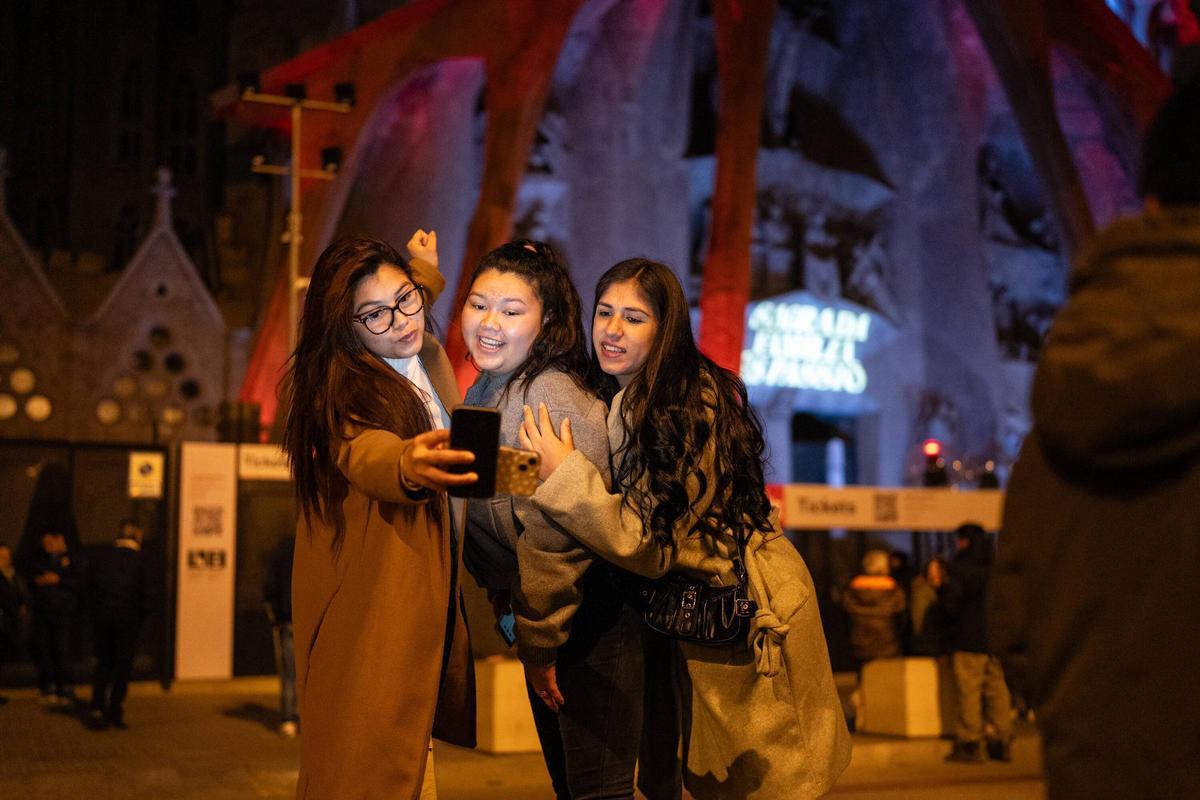 Iluminación de la Fachada de la Pasión de la Sagrada Familia con motivo de la Semana Santa