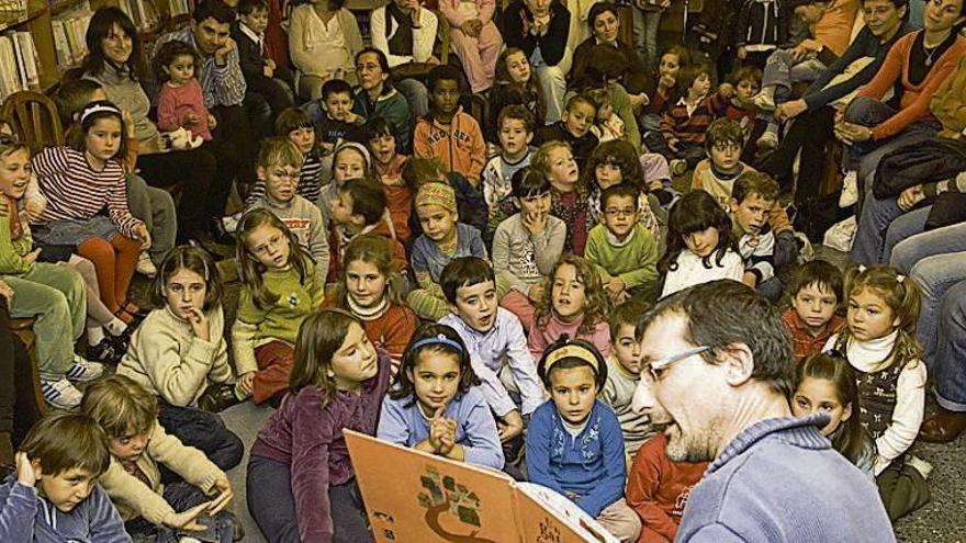 Una sesión del club Contomar en la biblioteca gondomareña.