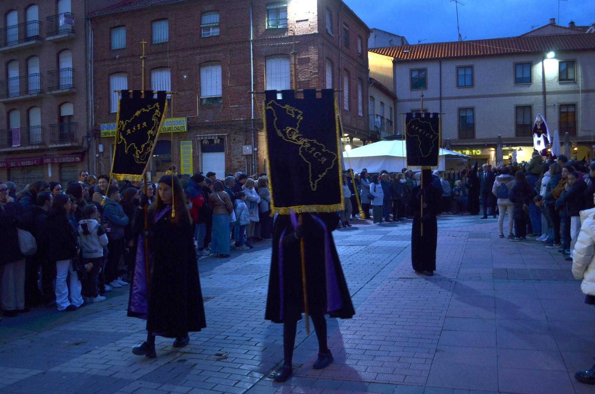 GALERÍA | Procesión del Santo Entierro de Benavente, en imágenes