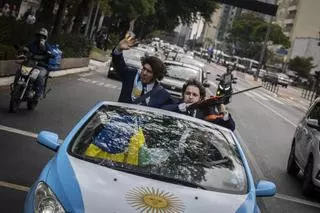 Candidato brasileño causa revuelo al presentarse disfrazado como Javier Milei