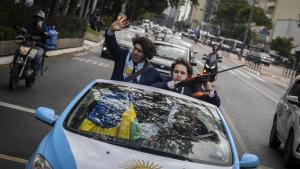 Candidato brasileño causa revuelo al presentarse disfrazado como Javier Milei