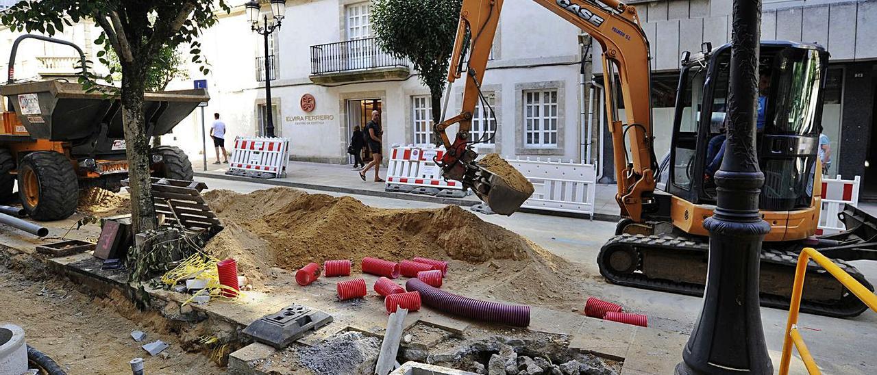 Obras, ayer, en la céntrica Joaquín Loriga lalinense. |  // BERNABÉ/JAVIER LALÍN