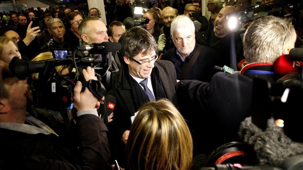 Puigdemont, envoltat de periodistes, a Copenhaguen.