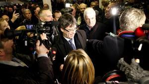 Puigdemont, rodeado de periodistas, en Copenhague.