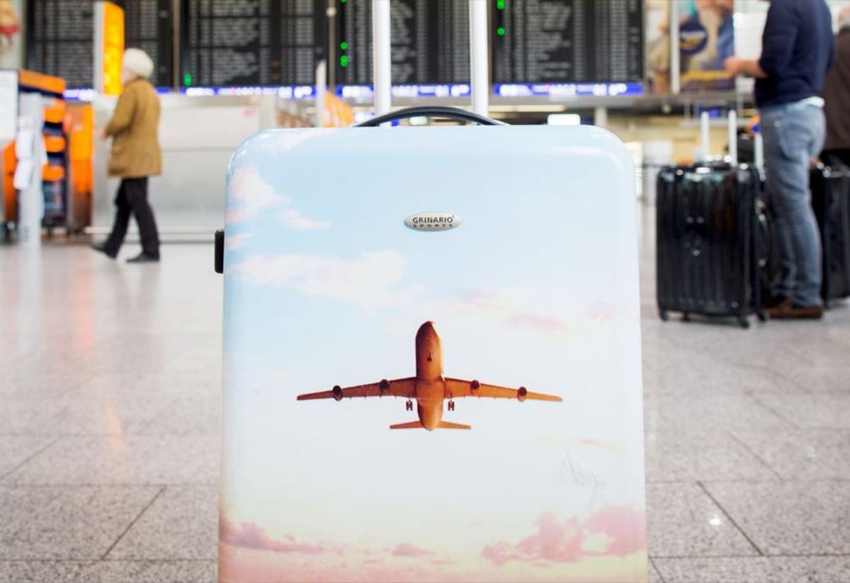 Ein Koffer an einem Flughafen.