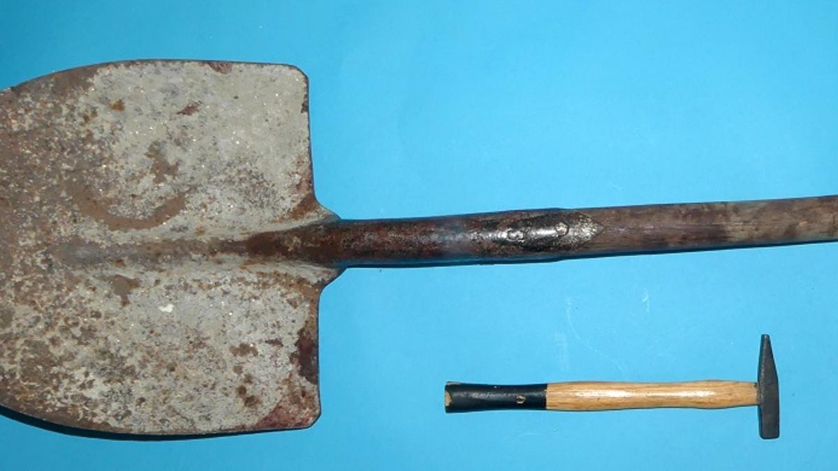 La pala y el martillo supuestamente utilizados por los agresores.