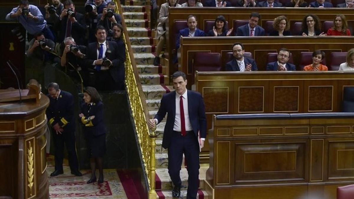 El secretario general del PSOE, Pedro Sánchez, camino de la tribuna para pronunciar su discurso de investidura.