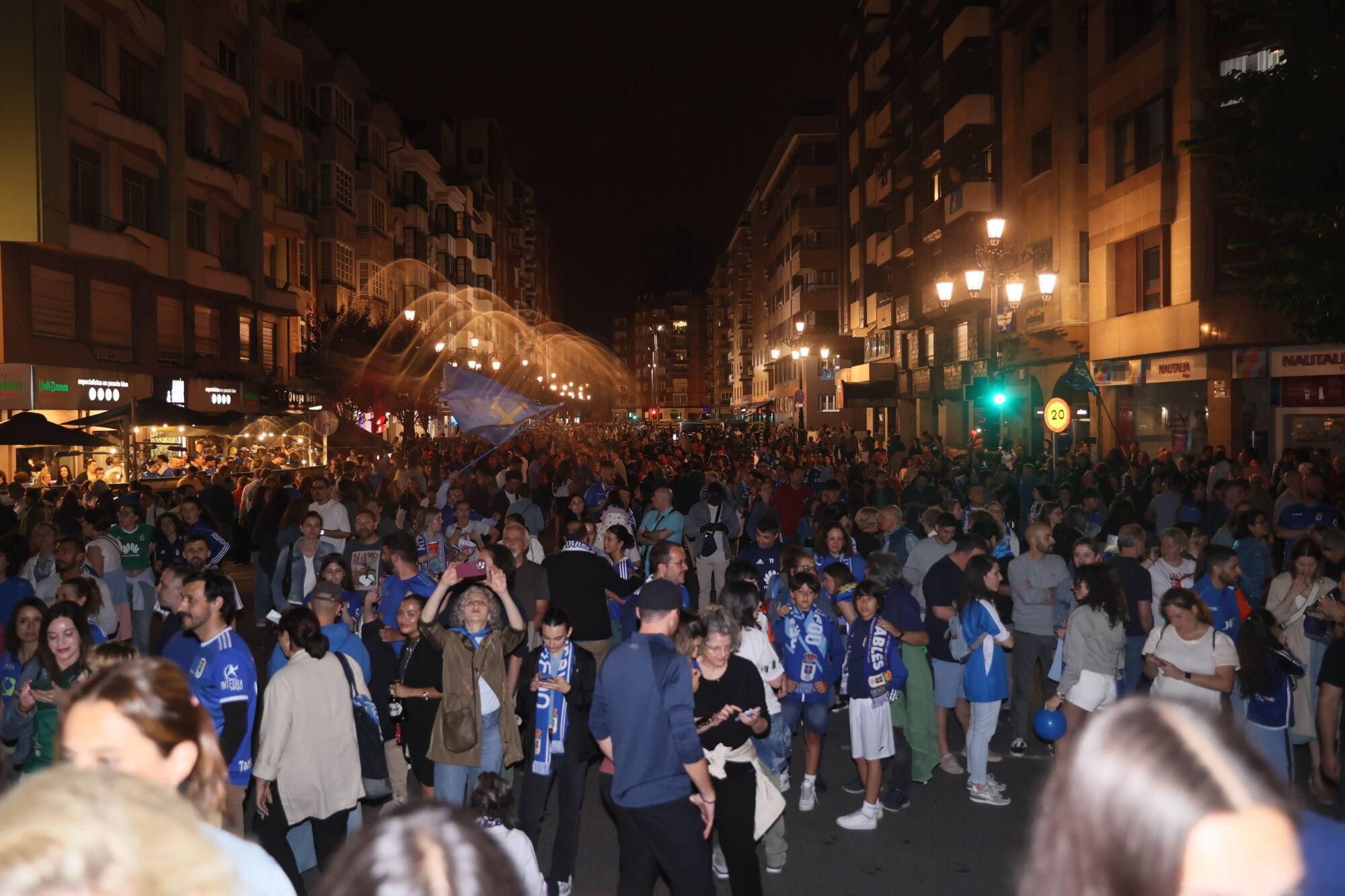 El ascenso del Oviedo llena las calles de la ciudad para celebrar su vuelta a Primera 24 años después
