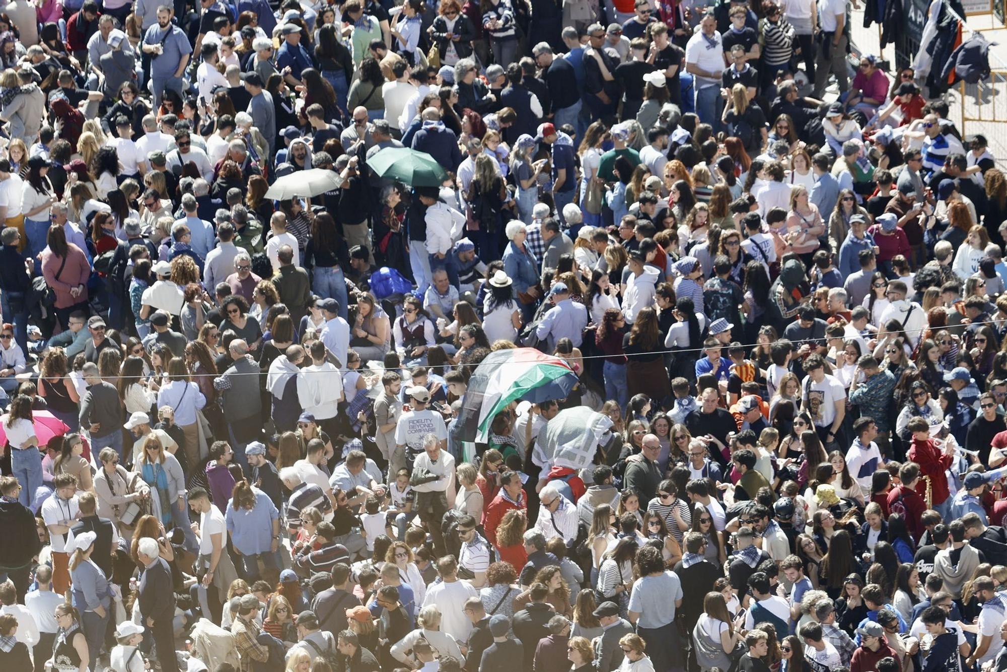 Llenazo total en València en un sábado de sol y muchas ganas de Fallas