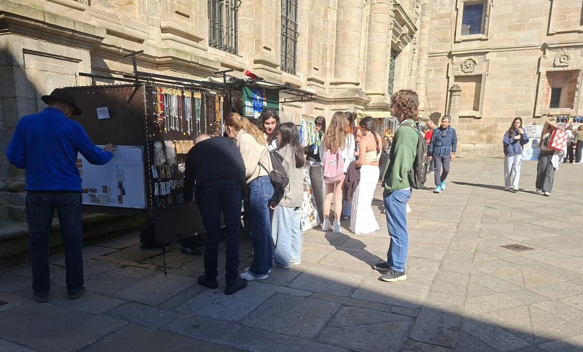 Dependiendo de la époce del año, hay días que los vendedores de recuerdos en Santiago no sacan para cubrir gastos