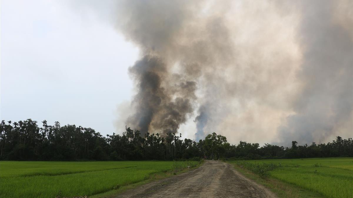 Una columna de humo en un poblado en llamas en el estado de Rakhine, en Birmania.