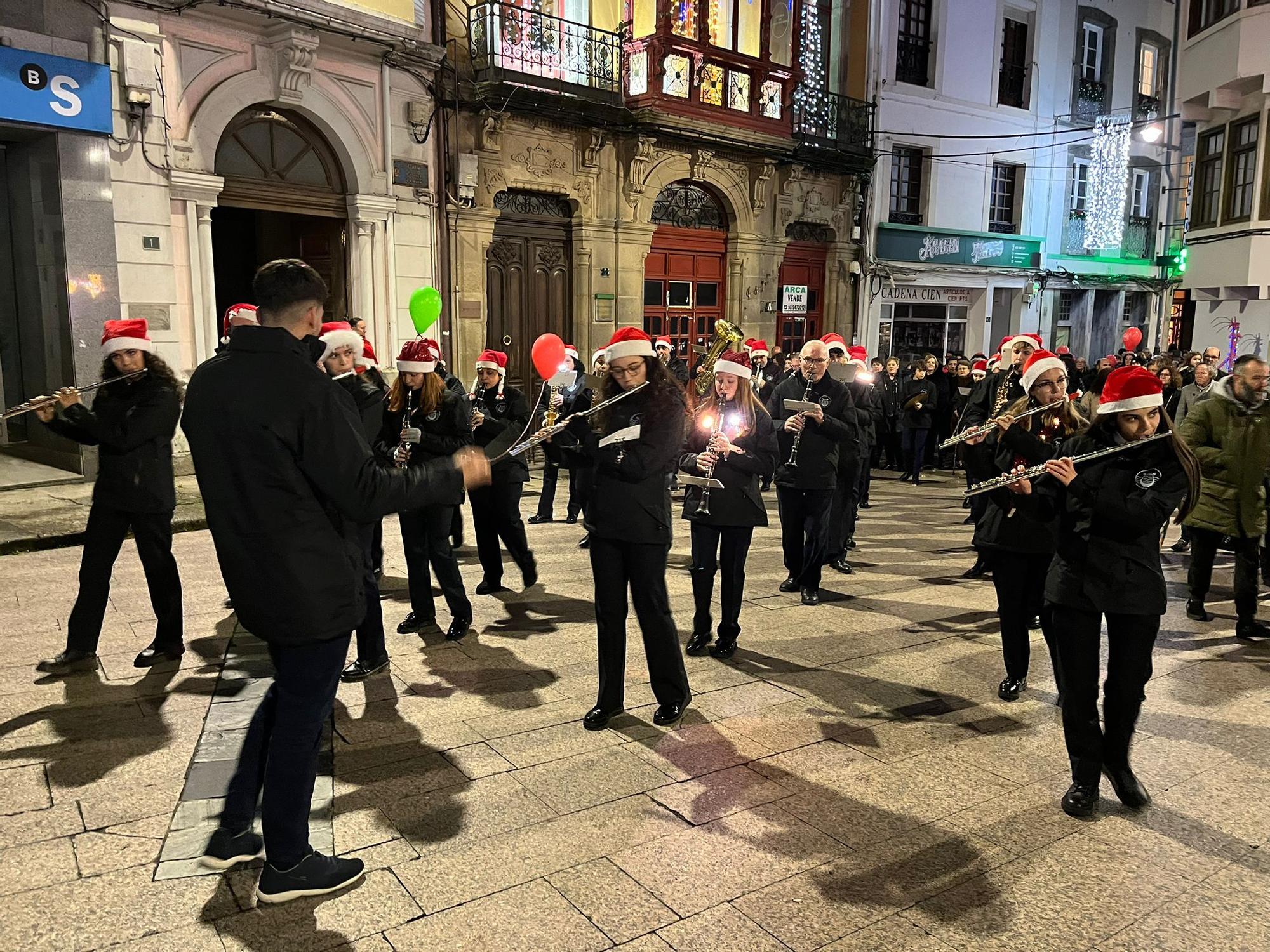 En imágenes: El espectacular desfile de Papá Noel por las calles de Luarca