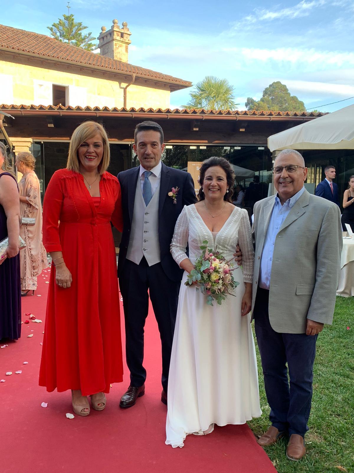 La alcaldesa de Redondela, de rojo, junto a los novios