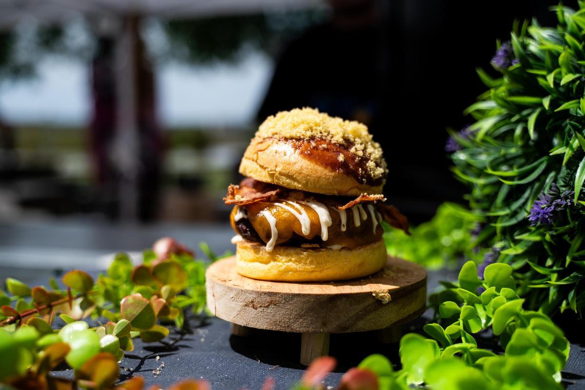 Galería | Así fue el evento de hamburguesas y tartas de queso en el parque Padre Pacífico de Cáceres