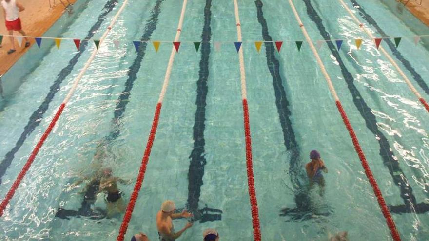 Bañistas disfrutan de la piscina climatizada de la ciudad en una temporada anterior. Foto