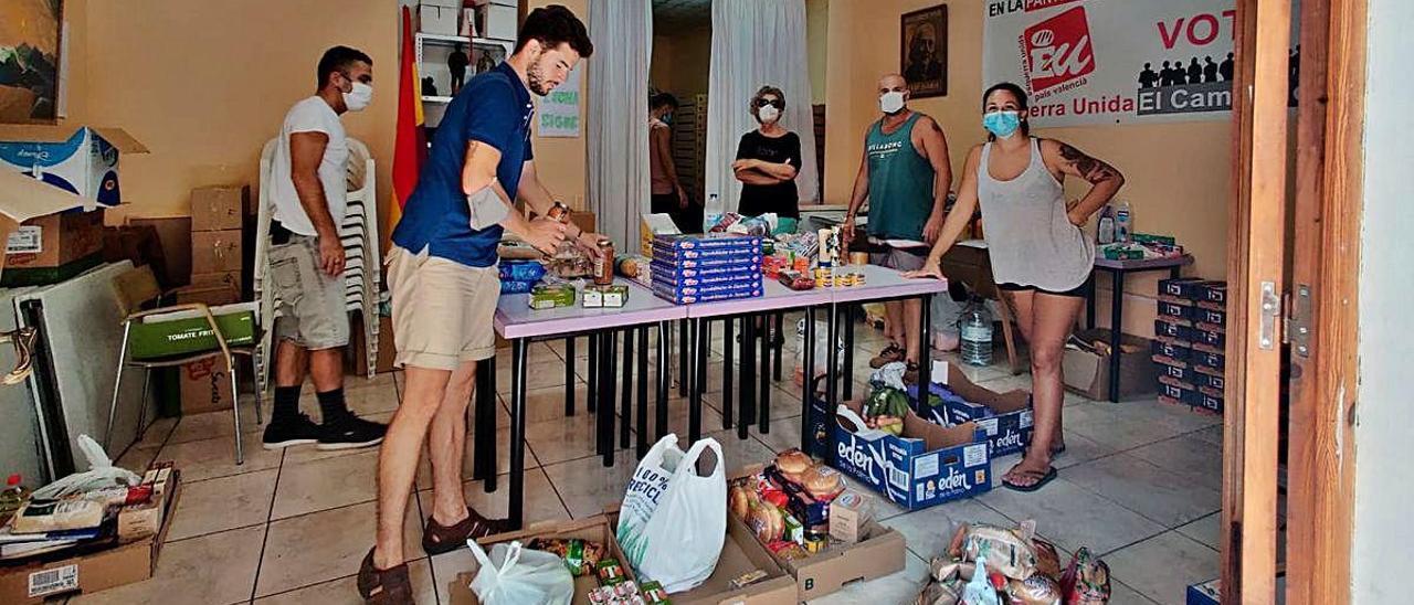 Los voluntarios en la sede de EU, que ha cedido su local para almacenar la comida.