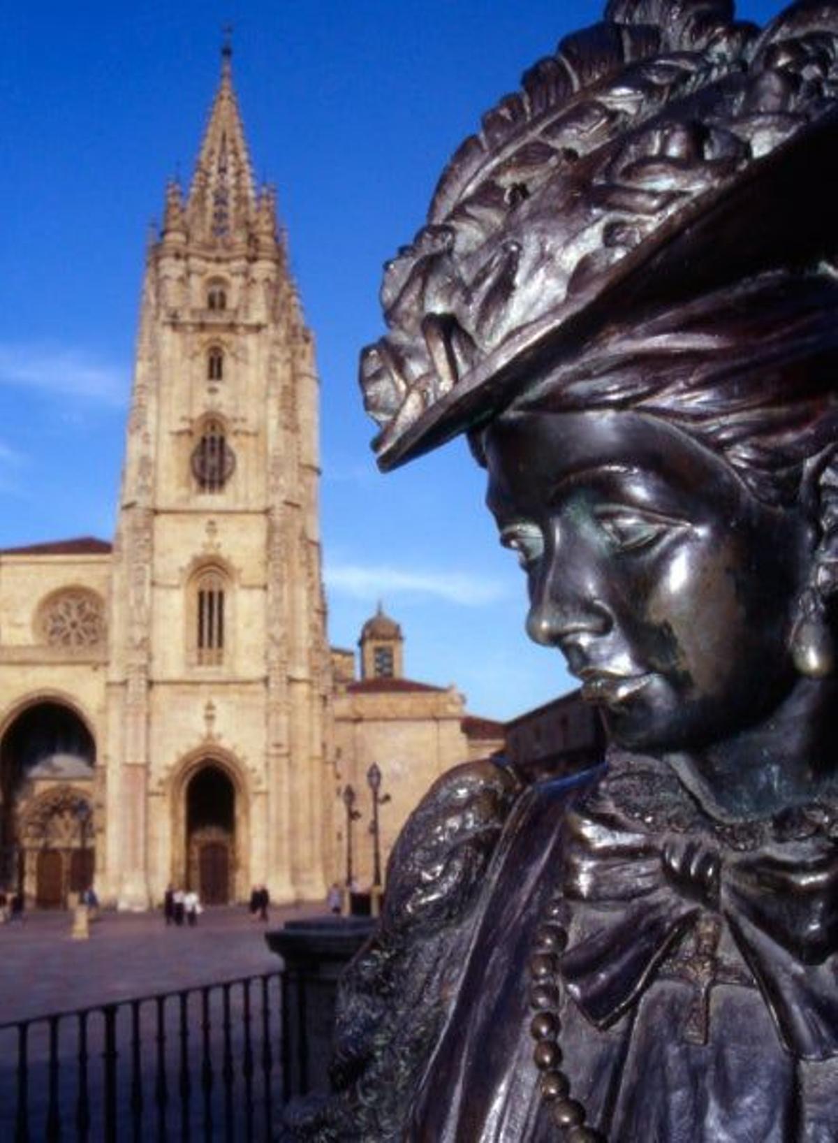 Estatua de Ana 
Ozores, &quot;La Regenta&quot;, y la catedral ovetense de San Salvador.