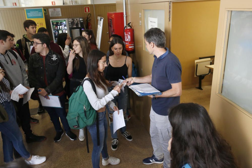 Estudiants que avui fan les PAU a la Facultat de Ciències Econòmiques de la Universitat de Girona (UdG) a punt de començar els exàmens de les Proves d'Accés a la Universitat (PAU) el 12 de juny de 20