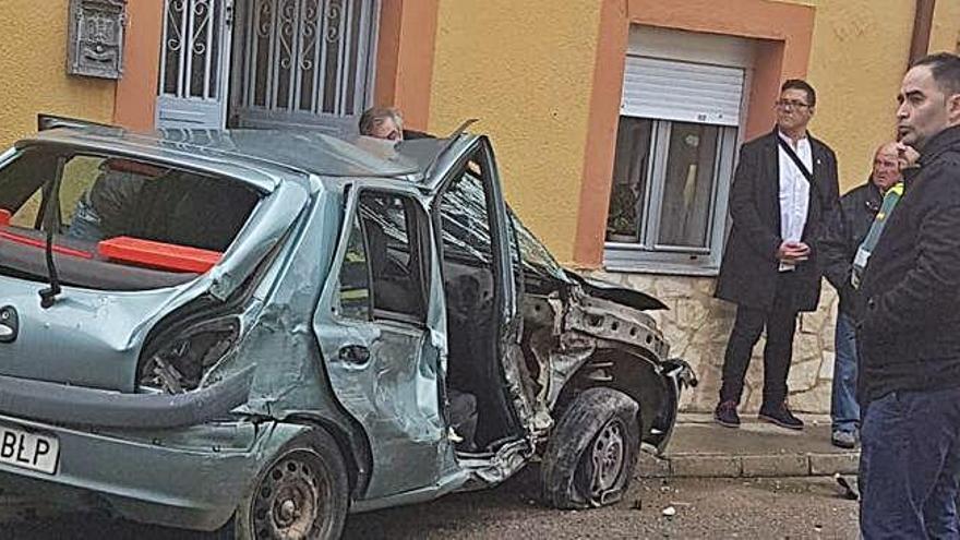 Un grupo de personas observa el vehículo que chocó contra una vivienda de Santa Cristina