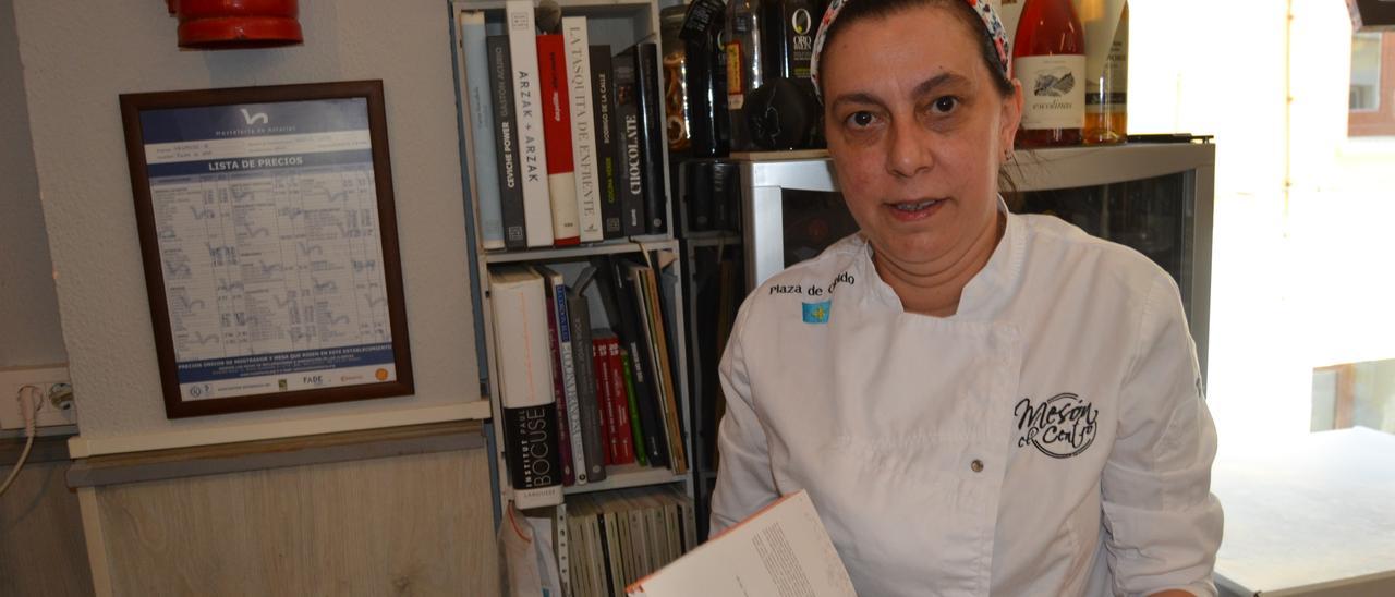 Mari Fernández, ayer, en su restaurante de Puerto de Vega, con algas del mar Cantábrico que utiliza en su cocina. | A. M. Serrano