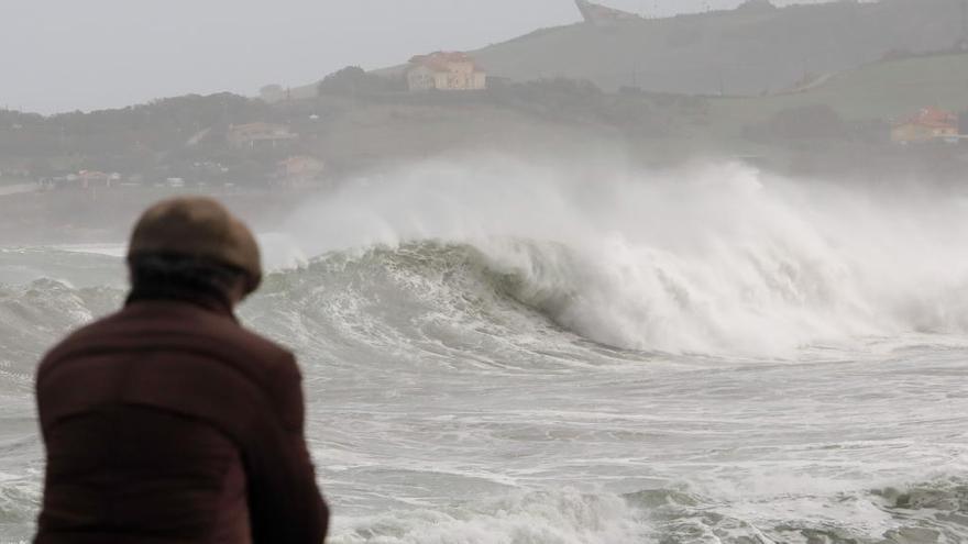 Oleaje en la costa asturiana, en una imagen de archivo.