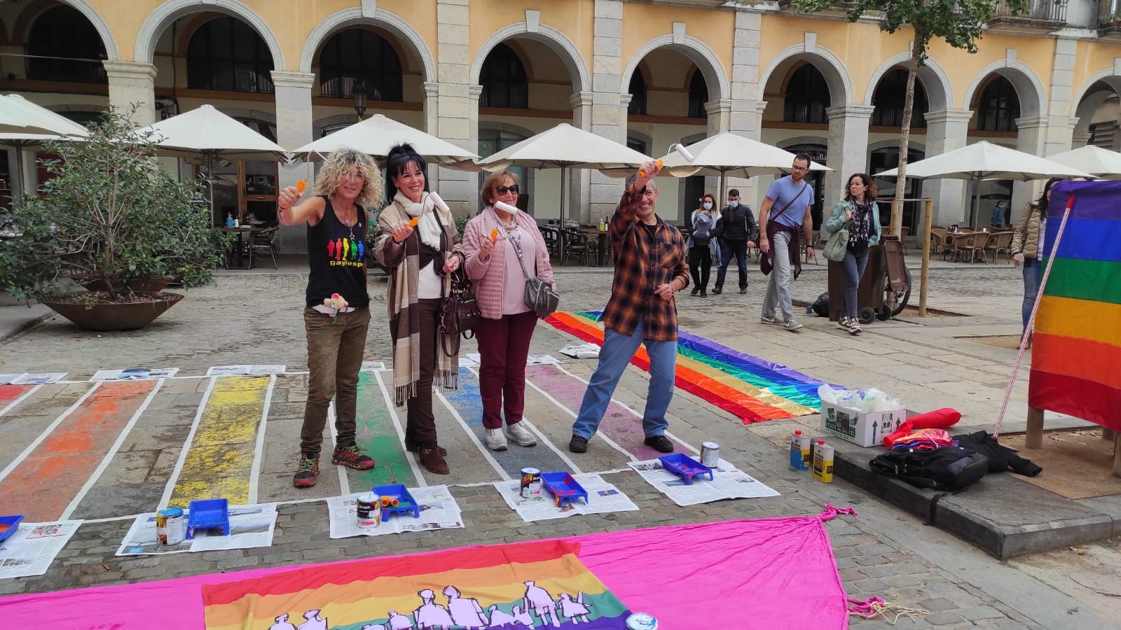 Les entitats LGTBI de Girona repinten el pas de vianants de la plaça Independència