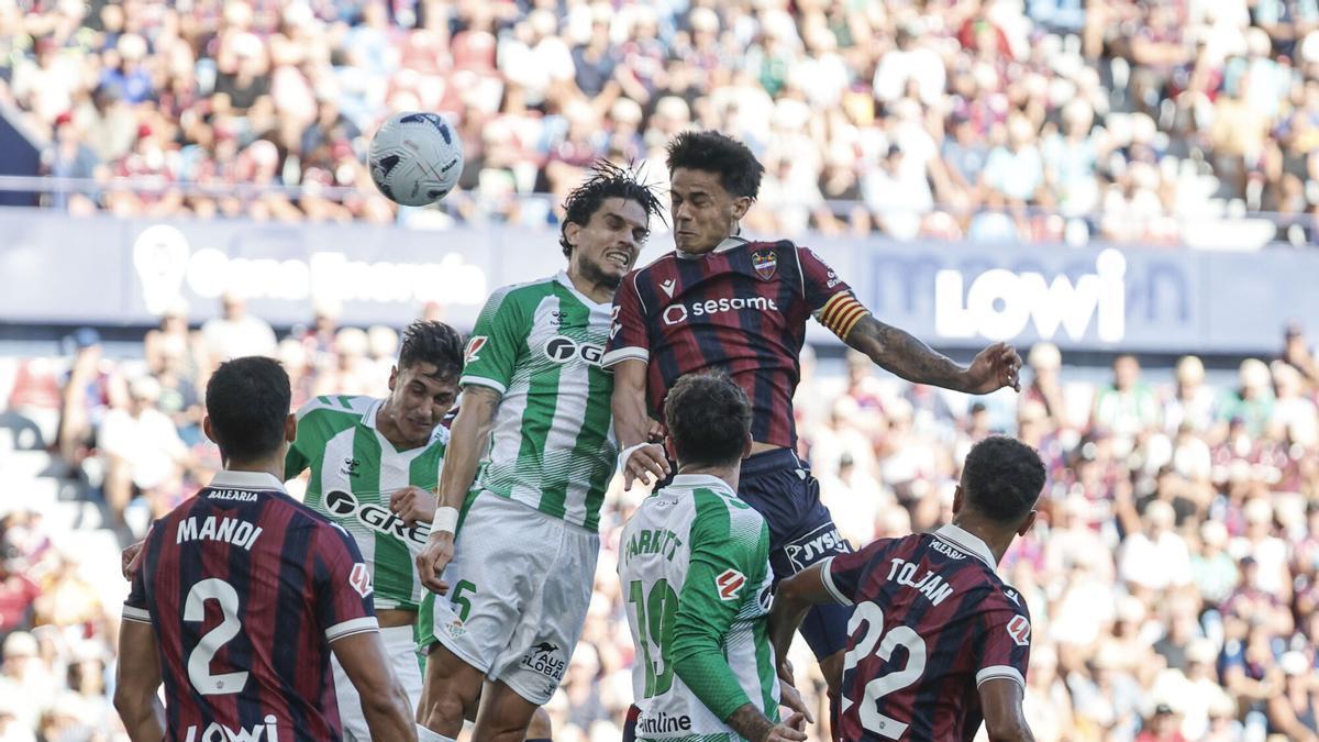 Brugué cabecea ante Bartra en el Levante-Betis de Liga