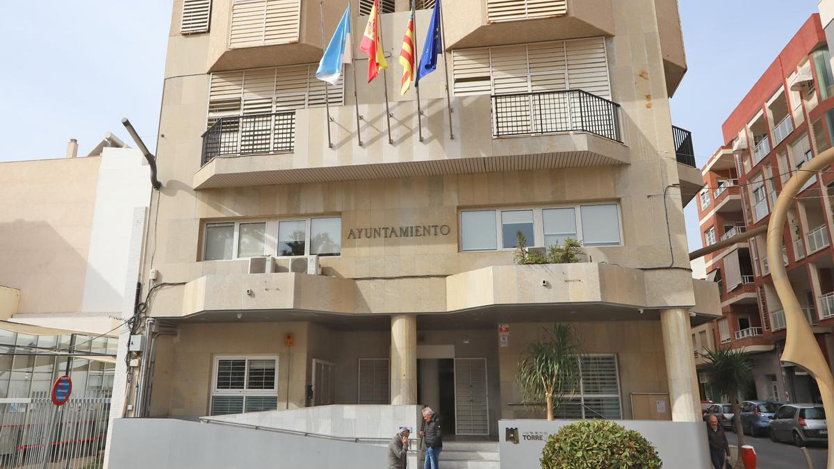 Acceso principal a la sede del Ayuntamiento de Torrevieja