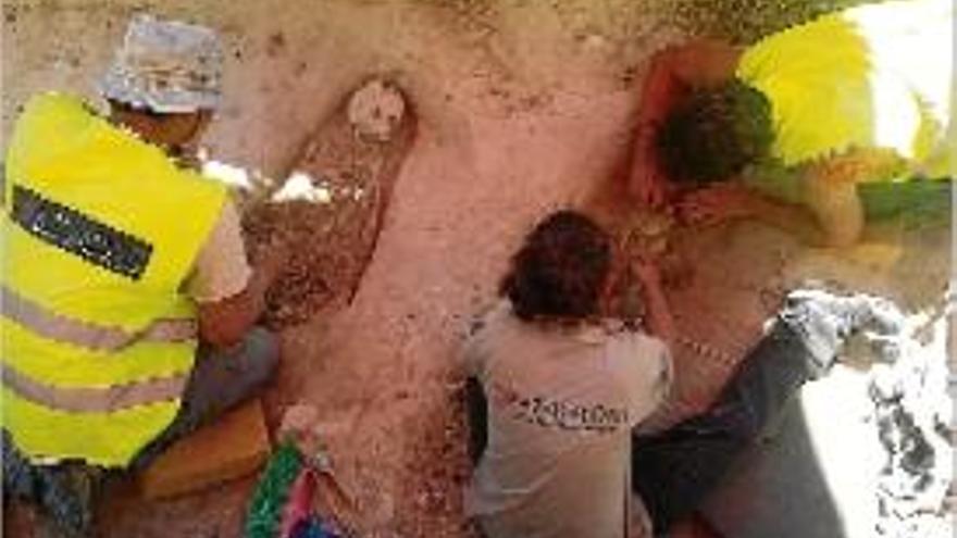 Grup d&#039;arqueòlegs treballant en l&#039;excavació dels enterraments