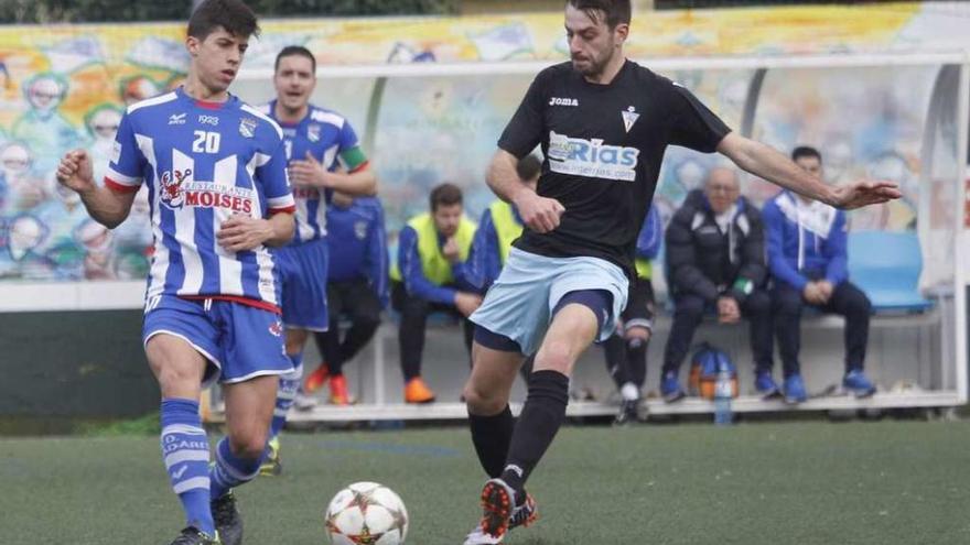 Un jugador del Valladares pasa el balón durante el partido de ayer en A Gándara. // José Lores