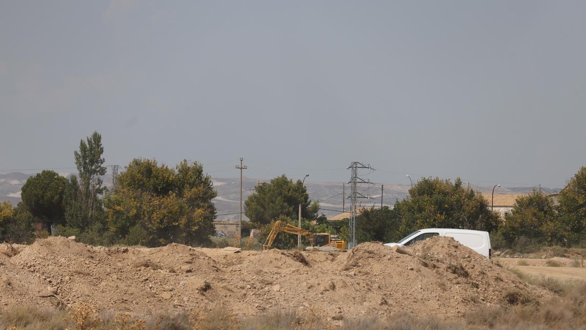 Una de las zonas que se van a urbanizar en la separata 2 noroeste, con maquinaria ya trabajando.