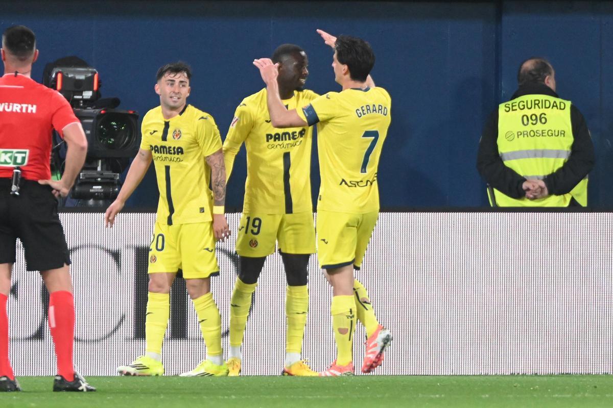 Moleiro, Pepe y Gerard celebran uno de los tantos ante la Real Sociedad.