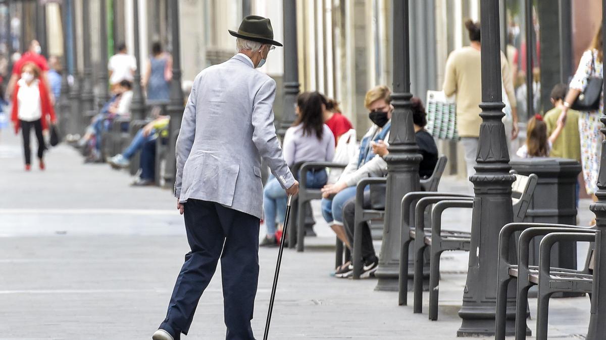 Un anciano pasea por la calle Mayor de Triana de la capital grancanaria.