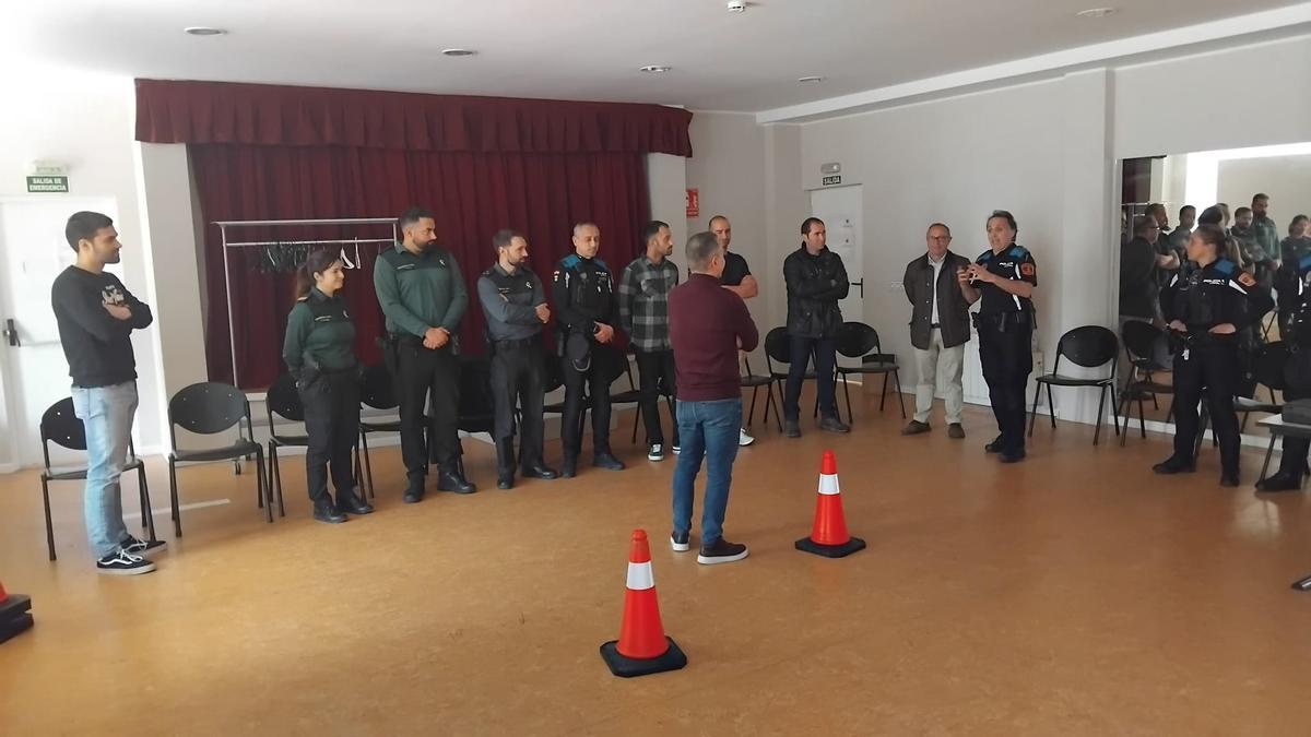 El Alcalde, en e lcentro, con agentes durante una formación.