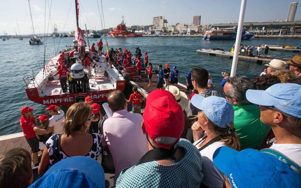 Miles de personas se dan cita en el Village del Puerto de Alicante para disfrutar del estreno de la competición