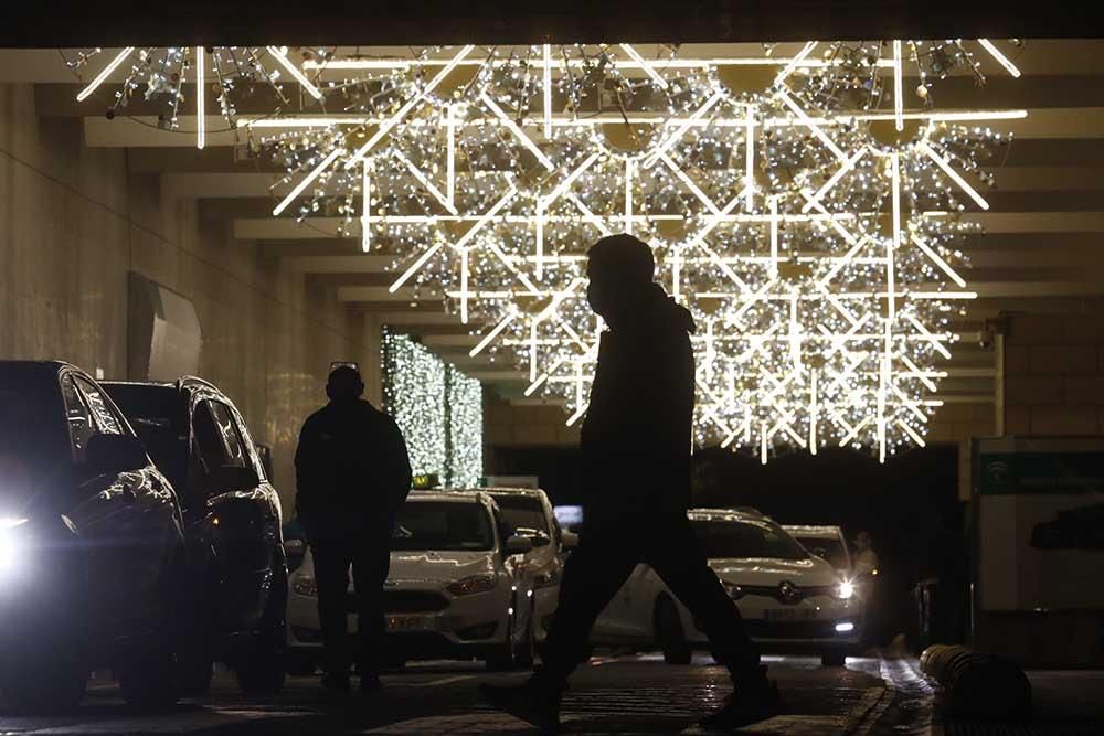 La luz de la Navidad llega al Hospital Reina Sofía