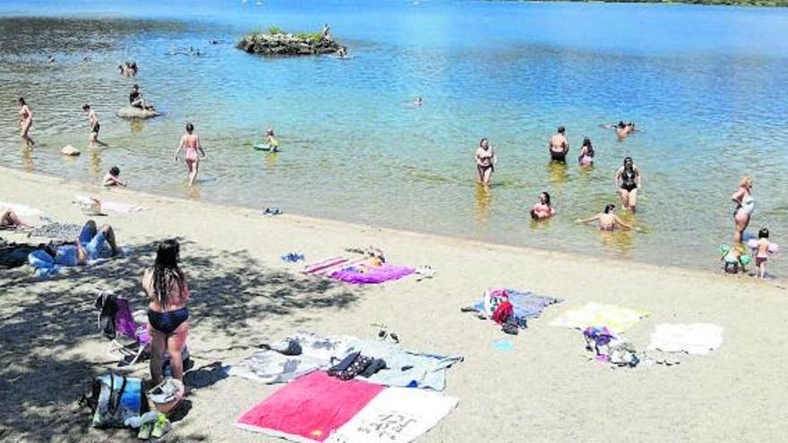 Un grupo de bañistas, en una de las playas del Lago de Sanabria, uno de los principales puntos turísticos de la provincia. |