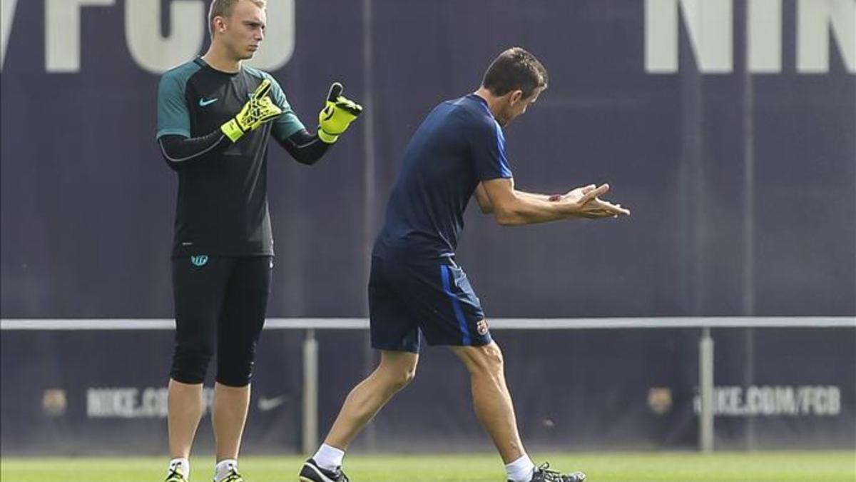 Cillessen recibe instrucciones de Juan Carlos Unzué en un entrenamiento