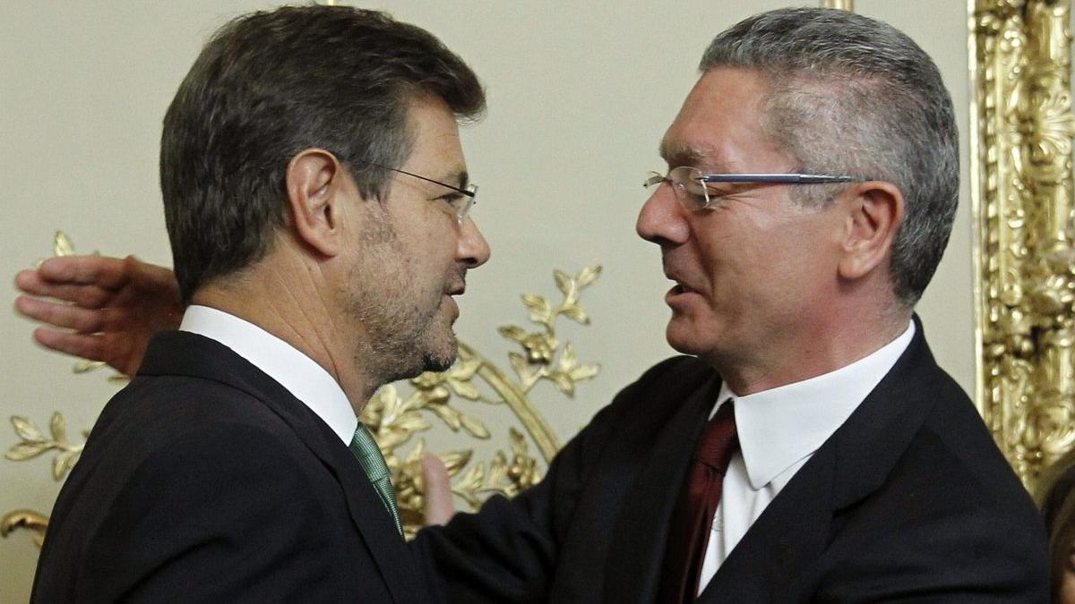Los ex ministros de Justicia Rafael Catalá y Alberto Ruiz-Gallardón. /