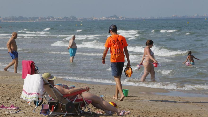 Canet potencia su oferta en la playa para la Nit de Sant Joan