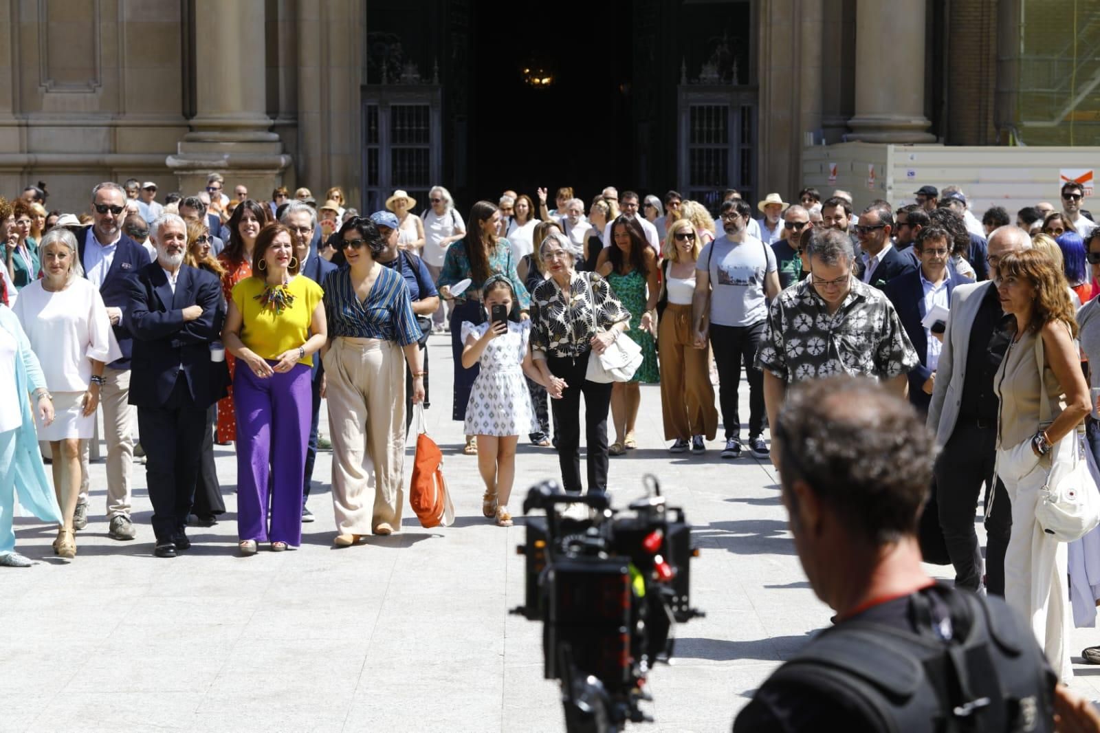 En imágenes | Expectación en la plaza del Pilar de Zaragoza por el rodaje del 'remake' de 'Salida de misa de doce'