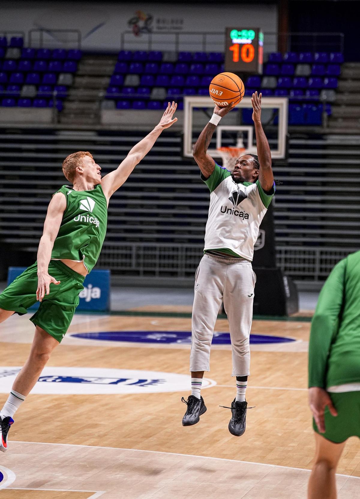 Kendrick Perry lanza ante la defensa de Alberto Díaz.